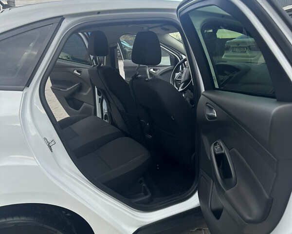 Белый Форд Фокус, объемом двигателя 1.6 л и пробегом 61 тыс. км за 8900 $, фото 11 на Automoto.ua