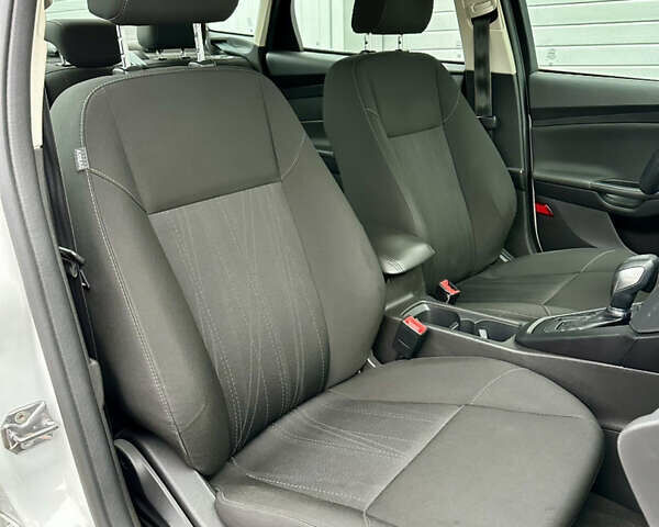 Білий Форд Фокус, об'ємом двигуна 2 л та пробігом 137 тис. км за 8400 $, фото 16 на Automoto.ua