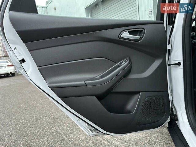 Білий Форд Фокус, об'ємом двигуна 2 л та пробігом 137 тис. км за 8400 $, фото 20 на Automoto.ua