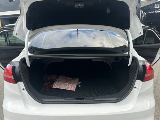 Форд Фокус 2017 в Черновцах на Automoto.ua Белый Форд Фокус, объемом двигателя 1.6 л и пробегом 61 тыс. км за 8900 $, фото 10 на Automoto.ua