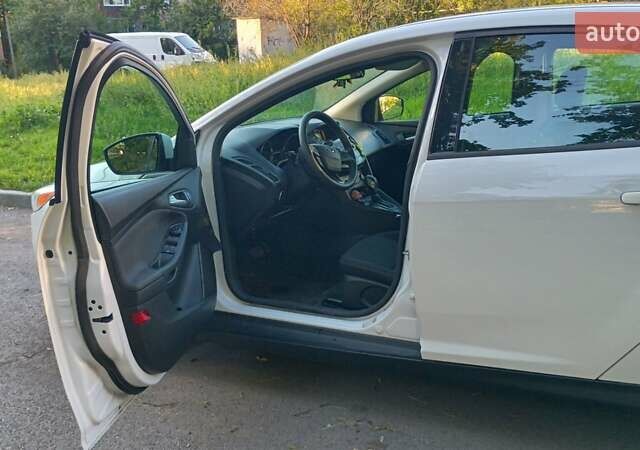 Білий Форд Фокус, об'ємом двигуна 2 л та пробігом 139 тис. км за 8900 $, фото 2 на Automoto.ua