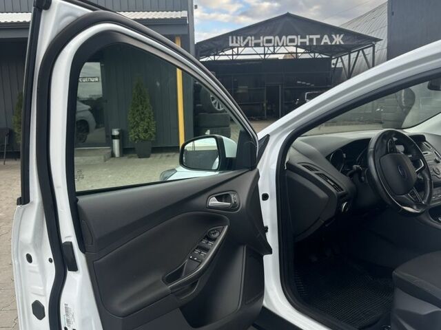 Форд Фокус 2017 в Черновцах на Automoto.ua Белый Форд Фокус, объемом двигателя 1.6 л и пробегом 61 тыс. км за 8900 $, фото 8 на Automoto.ua