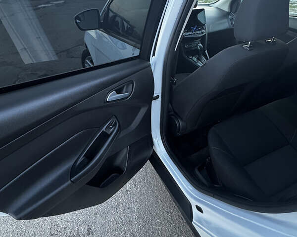 Білий Форд Фокус, об'ємом двигуна 2 л та пробігом 110 тис. км за 8900 $, фото 9 на Automoto.ua