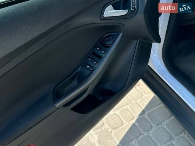 Белый Форд Фокус, объемом двигателя 2 л и пробегом 193 тыс. км за 10500 $, фото 11 на Automoto.ua