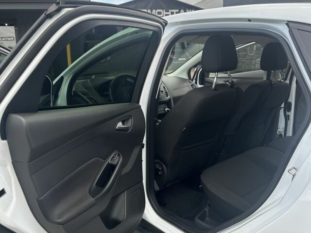 Форд Фокус 2017 в Черновцах на Automoto.ua Белый Форд Фокус, объемом двигателя 1.6 л и пробегом 61 тыс. км за 8900 $, фото 9 на Automoto.ua