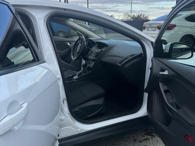 Форд Фокус 2017 в Черновцах на Automoto.ua Белый Форд Фокус, объемом двигателя 1.6 л и пробегом 61 тыс. км за 8900 $, фото 12 на Automoto.ua