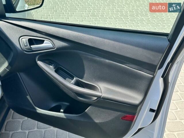 Белый Форд Фокус, объемом двигателя 2 л и пробегом 193 тыс. км за 10500 $, фото 13 на Automoto.ua