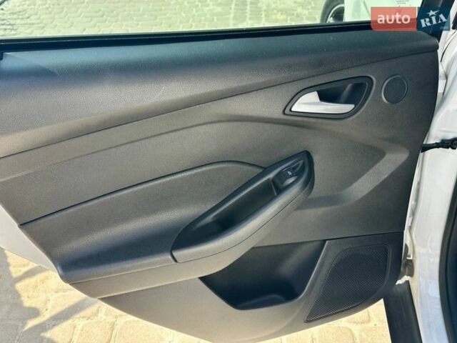 Белый Форд Фокус, объемом двигателя 2 л и пробегом 193 тыс. км за 10500 $, фото 15 на Automoto.ua