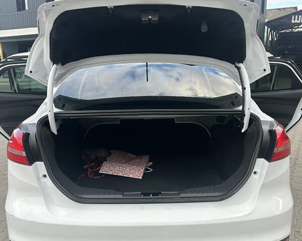 Белый Форд Фокус, объемом двигателя 1.6 л и пробегом 61 тыс. км за 8900 $, фото 10 на Automoto.ua