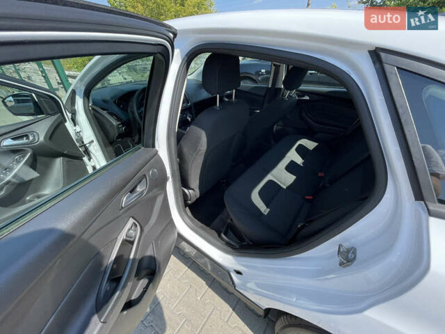 Білий Форд Фокус, об'ємом двигуна 2 л та пробігом 85 тис. км за 9500 $, фото 5 на Automoto.ua