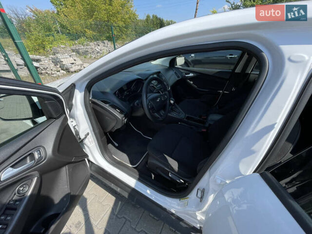 Білий Форд Фокус, об'ємом двигуна 2 л та пробігом 85 тис. км за 9500 $, фото 4 на Automoto.ua