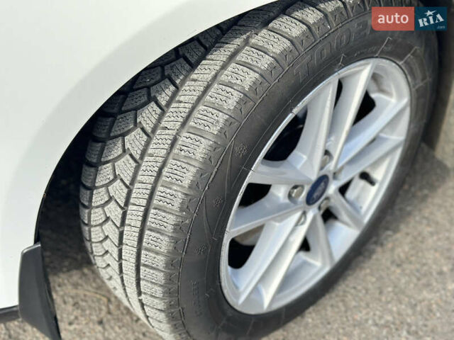 Белый Форд Фокус, объемом двигателя 1 л и пробегом 102 тыс. км за 8200 $, фото 16 на Automoto.ua