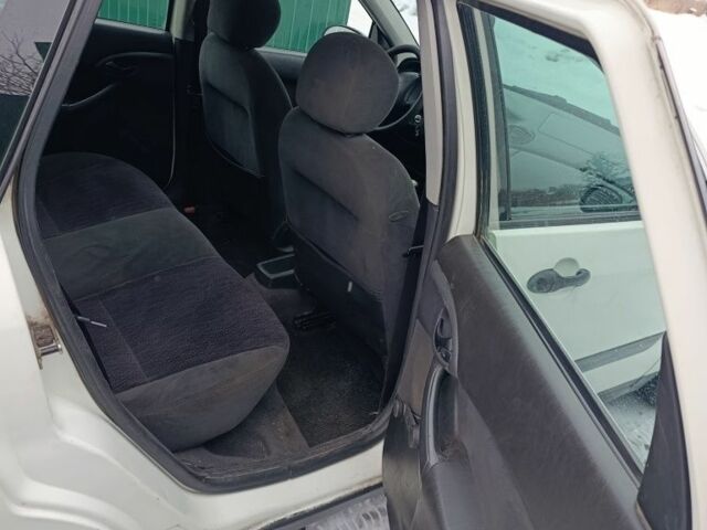 Белый Форд Фокус, объемом двигателя 1.8 л и пробегом 452 тыс. км за 2200 $, фото 15 на Automoto.ua