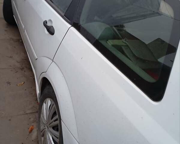 Белый Форд Фокус, объемом двигателя 2 л и пробегом 212 тыс. км за 2699 $, фото 5 на Automoto.ua