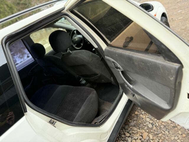 Белый Форд Фокус, объемом двигателя 1.8 л и пробегом 216 тыс. км за 1000 $, фото 3 на Automoto.ua