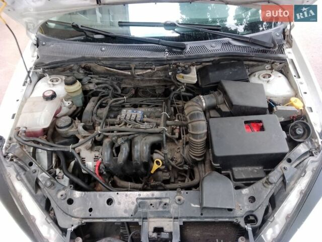 Белый Форд Фокус, объемом двигателя 1.6 л и пробегом 385 тыс. км за 2700 $, фото 6 на Automoto.ua