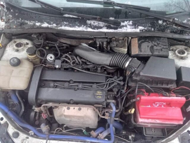 Белый Форд Фокус, объемом двигателя 2 л и пробегом 300 тыс. км за 2400 $, фото 4 на Automoto.ua