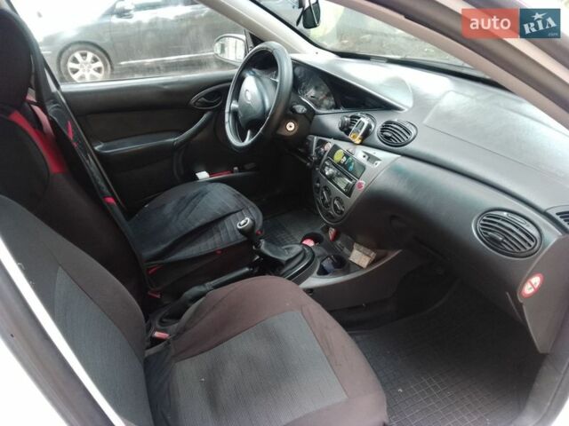 Белый Форд Фокус, объемом двигателя 1.6 л и пробегом 385 тыс. км за 2700 $, фото 4 на Automoto.ua