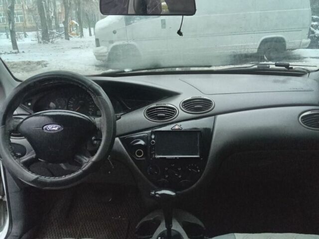 Белый Форд Фокус, объемом двигателя 2 л и пробегом 300 тыс. км за 2400 $, фото 6 на Automoto.ua