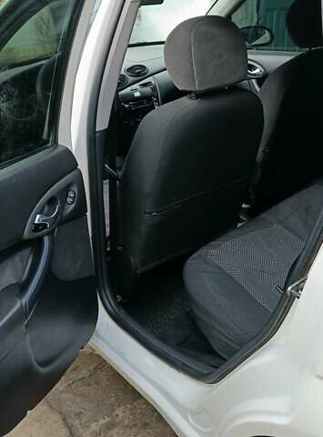 Белый Форд Фокус, объемом двигателя 1.8 л и пробегом 300 тыс. км за 3200 $, фото 4 на Automoto.ua