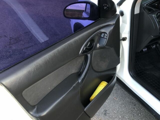 Білий Форд Фокус, об'ємом двигуна 1.6 л та пробігом 269 тис. км за 3000 $, фото 5 на Automoto.ua