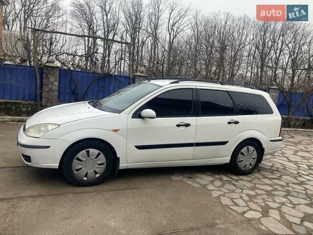 Белый Форд Фокус, объемом двигателя 1.6 л и пробегом 301 тыс. км за 3300 $, фото 2 на Automoto.ua