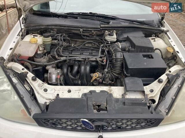 Белый Форд Фокус, объемом двигателя 1.6 л и пробегом 301 тыс. км за 3300 $, фото 4 на Automoto.ua