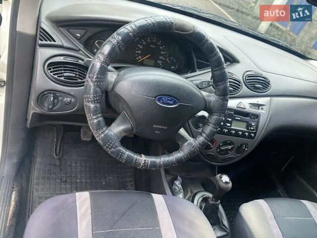 Белый Форд Фокус, объемом двигателя 1.6 л и пробегом 301 тыс. км за 3300 $, фото 8 на Automoto.ua