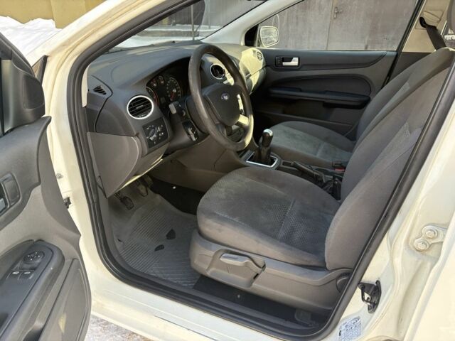 Белый Форд Фокус, объемом двигателя 1.6 л и пробегом 300 тыс. км за 2300 $, фото 5 на Automoto.ua