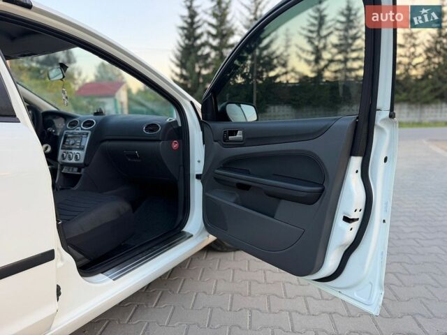Белый Форд Фокус, объемом двигателя 1.6 л и пробегом 256 тыс. км за 3500 $, фото 18 на Automoto.ua
