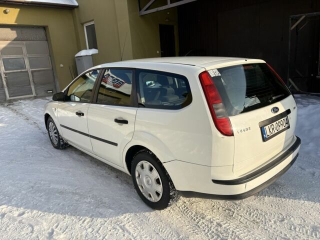 Белый Форд Фокус, объемом двигателя 1.6 л и пробегом 300 тыс. км за 2300 $, фото 2 на Automoto.ua