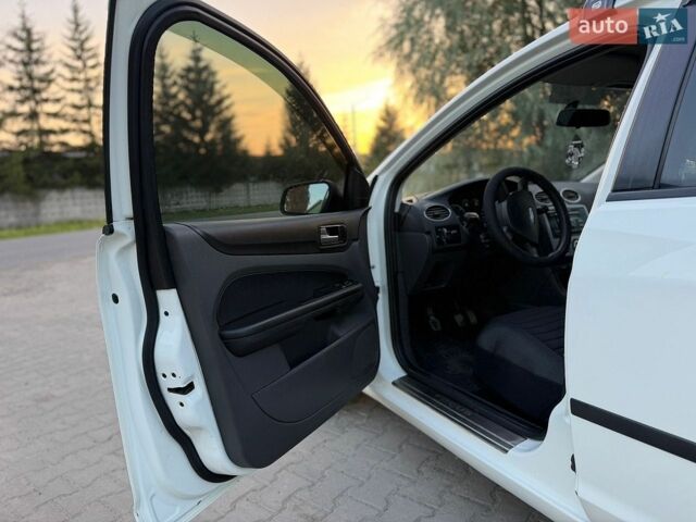 Белый Форд Фокус, объемом двигателя 1.6 л и пробегом 256 тыс. км за 3500 $, фото 24 на Automoto.ua