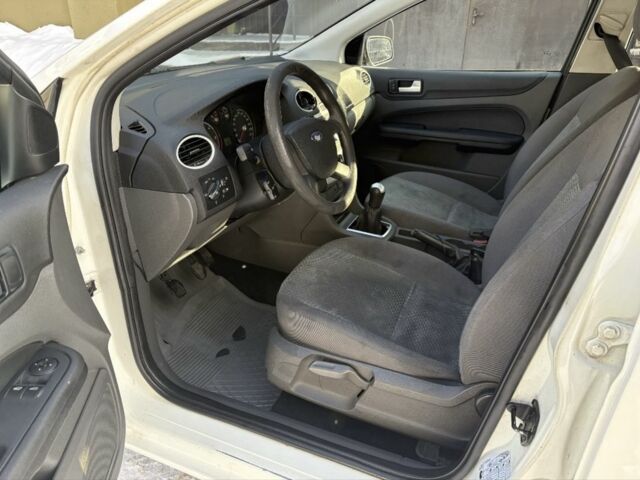 Белый Форд Фокус, объемом двигателя 1.6 л и пробегом 300 тыс. км за 2350 $, фото 5 на Automoto.ua