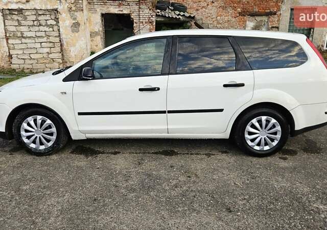 Белый Форд Фокус, объемом двигателя 1.6 л и пробегом 295 тыс. км за 3300 $, фото 5 на Automoto.ua