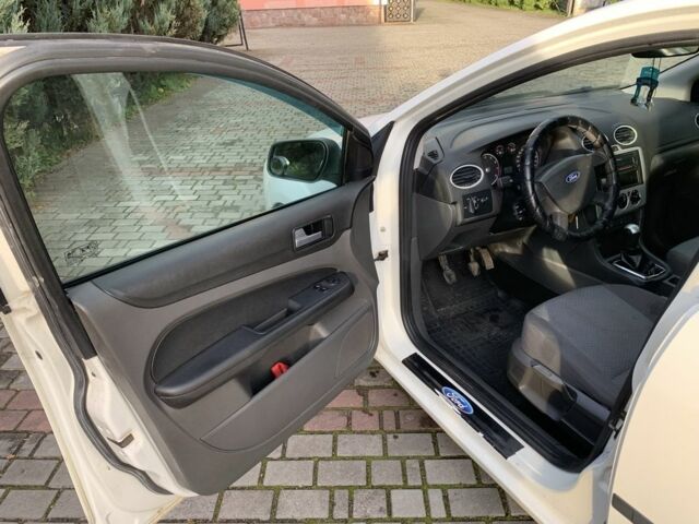 Білий Форд Фокус, об'ємом двигуна 1.6 л та пробігом 280 тис. км за 3600 $, фото 7 на Automoto.ua