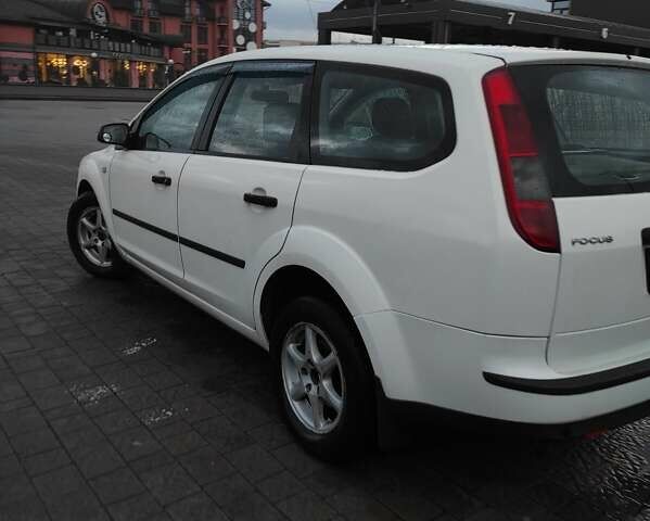 Белый Форд Фокус, объемом двигателя 1.6 л и пробегом 281 тыс. км за 4200 $, фото 4 на Automoto.ua