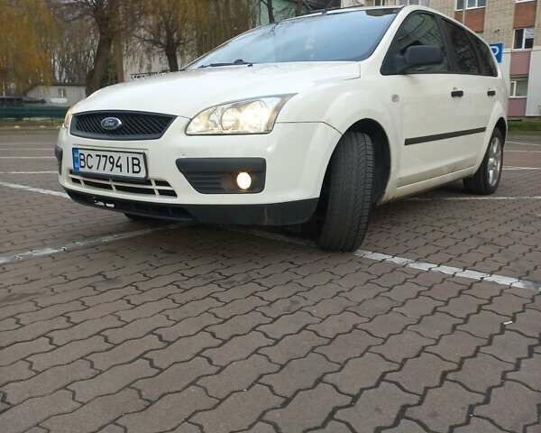 Білий Форд Фокус, об'ємом двигуна 1.56 л та пробігом 275 тис. км за 4600 $, фото 4 на Automoto.ua