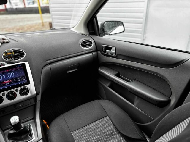 Белый Форд Фокус, объемом двигателя 1.6 л и пробегом 287 тыс. км за 4500 $, фото 12 на Automoto.ua