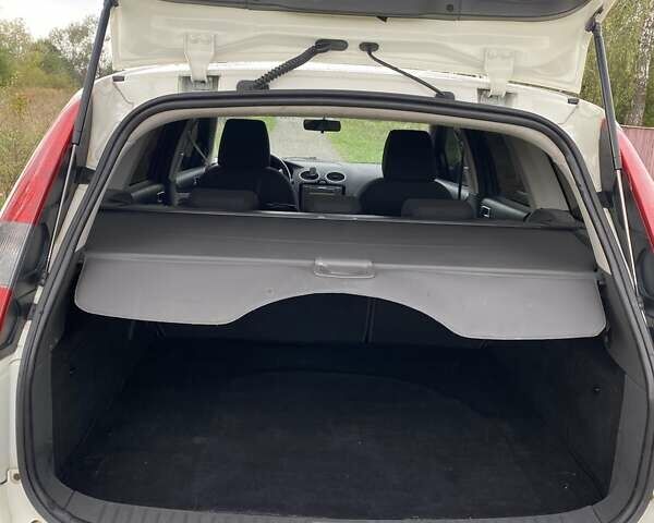 Белый Форд Фокус, объемом двигателя 1.6 л и пробегом 250 тыс. км за 4650 $, фото 6 на Automoto.ua