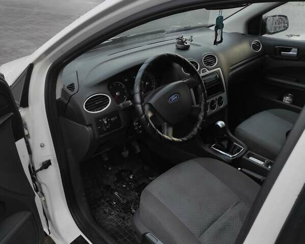 Белый Форд Фокус, объемом двигателя 1.6 л и пробегом 281 тыс. км за 4200 $, фото 6 на Automoto.ua