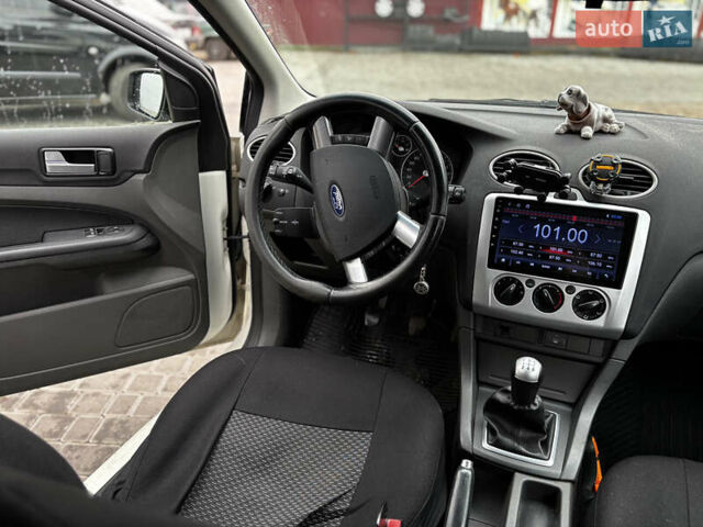 Белый Форд Фокус, объемом двигателя 1.6 л и пробегом 287 тыс. км за 4500 $, фото 12 на Automoto.ua