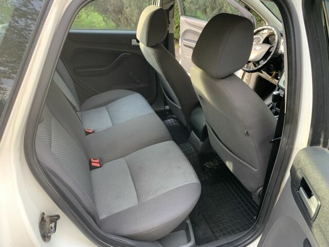 Білий Форд Фокус, об'ємом двигуна 1.6 л та пробігом 280 тис. км за 3600 $, фото 4 на Automoto.ua