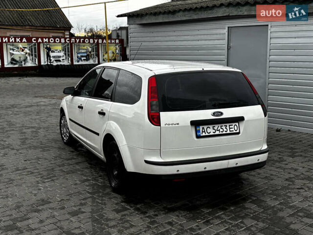 Белый Форд Фокус, объемом двигателя 1.6 л и пробегом 287 тыс. км за 4500 $, фото 1 на Automoto.ua