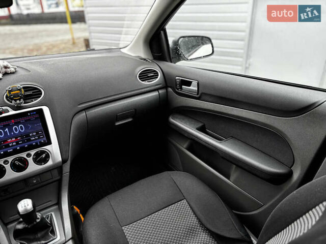 Белый Форд Фокус, объемом двигателя 1.6 л и пробегом 287 тыс. км за 4500 $, фото 11 на Automoto.ua