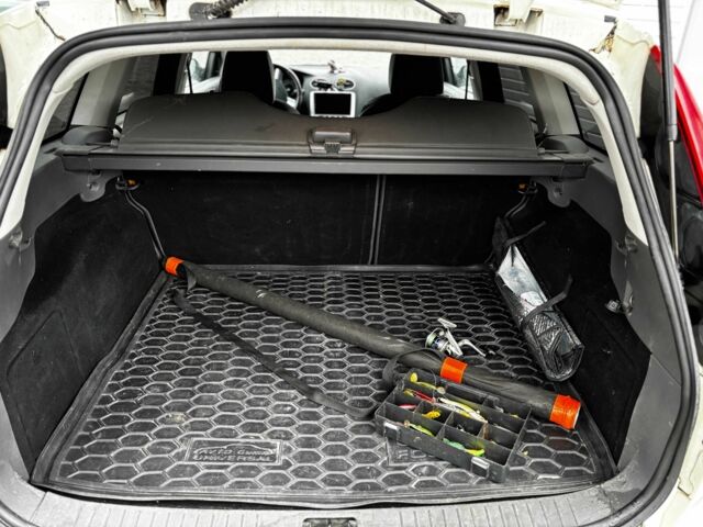 Белый Форд Фокус, объемом двигателя 1.6 л и пробегом 287 тыс. км за 4500 $, фото 10 на Automoto.ua