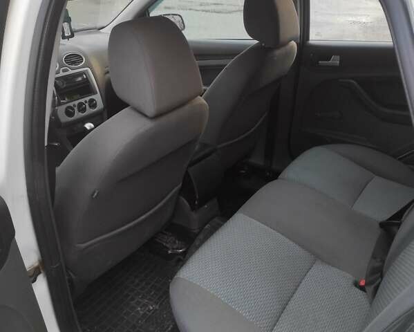 Белый Форд Фокус, объемом двигателя 1.6 л и пробегом 281 тыс. км за 4200 $, фото 8 на Automoto.ua