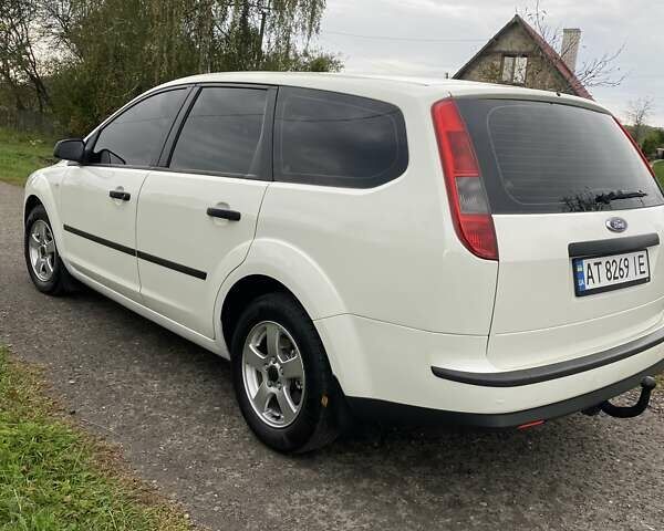 Белый Форд Фокус, объемом двигателя 1.6 л и пробегом 250 тыс. км за 4650 $, фото 1 на Automoto.ua