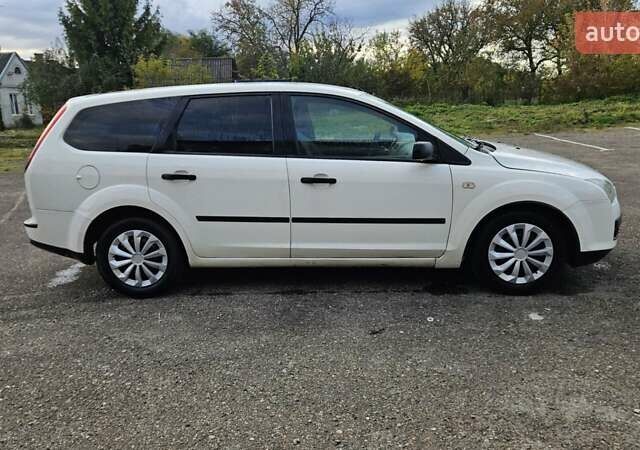 Белый Форд Фокус, объемом двигателя 1.6 л и пробегом 295 тыс. км за 3300 $, фото 1 на Automoto.ua