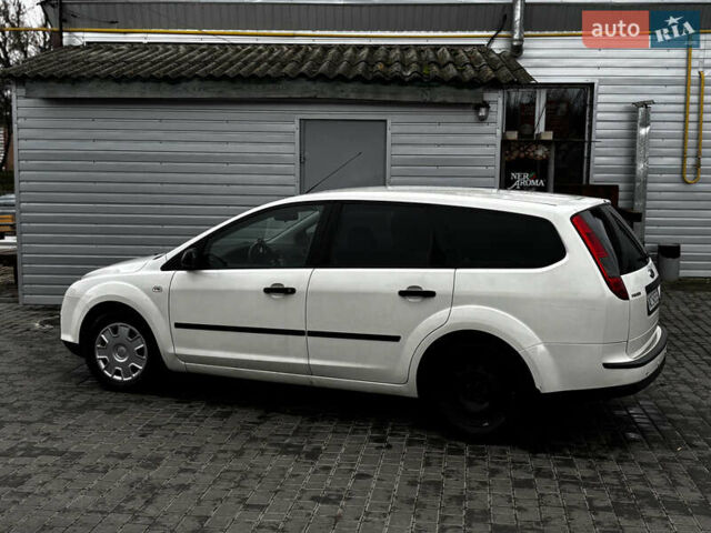 Белый Форд Фокус, объемом двигателя 1.6 л и пробегом 287 тыс. км за 4500 $, фото 2 на Automoto.ua