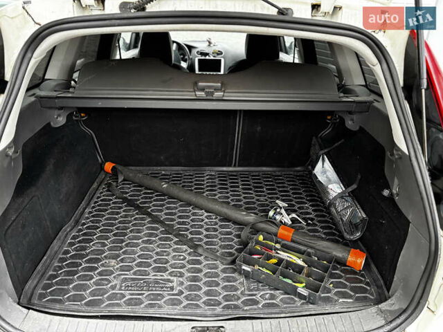 Белый Форд Фокус, объемом двигателя 1.6 л и пробегом 287 тыс. км за 4500 $, фото 9 на Automoto.ua